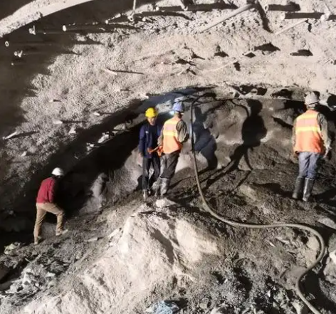 合水拱顶带模注浆料的施工流程及注意事项